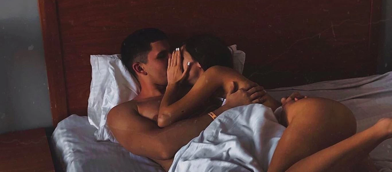 Οι 6+1 τρόποι για να απολαύσετε τη σεξουαλική επαφή εν μέσω καύσωνα